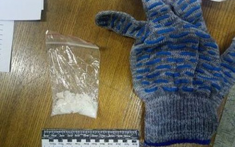 Таксист перевозил запрещенное вещество в садовой перчатке