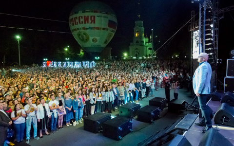В небо над Владимиром поднялся огромный аэростат "Россия"
