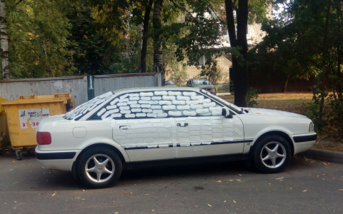 Автохаму во Владимире обклеили автомобиль женскими прокладками