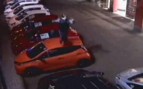 В Боголюбово пьяный хулиган устроил забег по крышам чужих авто