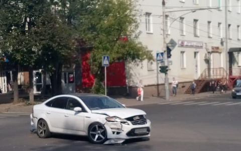 ДТП на улице Мира: автомобиль врезался в жилой дом