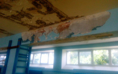 Одна из школ Владимира снова протекла