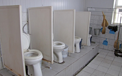 Работников кафе вынуждали хранить свои личные вещи в общественном туалете