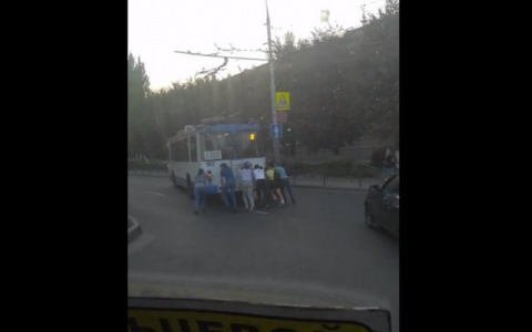 Во Владимире пассажирам пришлось своими руками толкать троллейбус