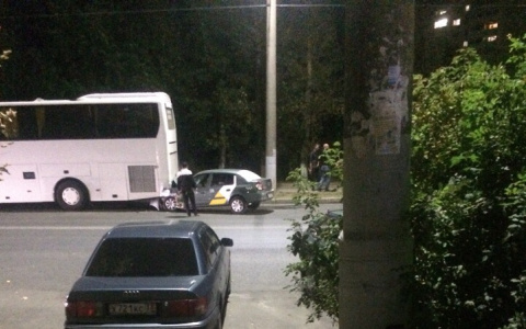 Владимирский таксист на большой скорости влетел под автобус