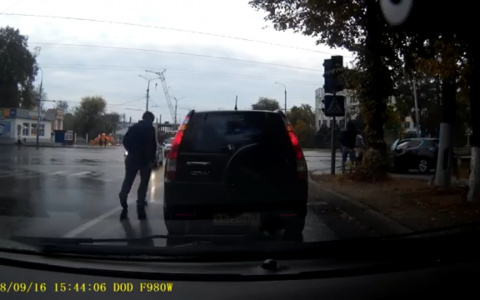 Жуткая авария у "Электроприбора" попала на видеорегистратор