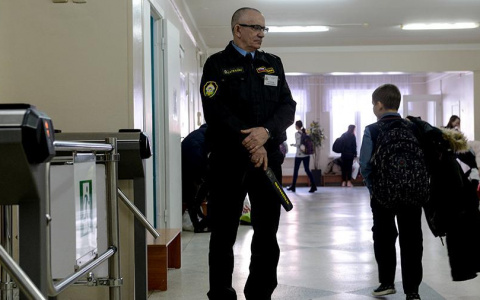 Владимирцам запретили платить за охрану в школе