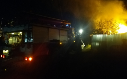 МЧС прокомментировало пожар, во время которого мать-одиночка лишилась крова