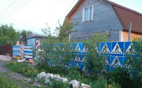 Под Владимиром обнаружили дом с забором из дорожных знаков