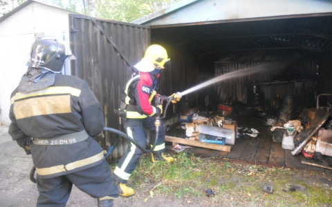 Во Владимире на Растопчина сгорел гараж