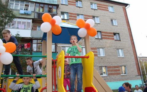 В Юрьев-Польском с помпой установили новую детскую площадку