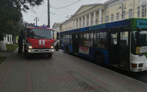 В центре Владимира на ходу загорелся автобус
