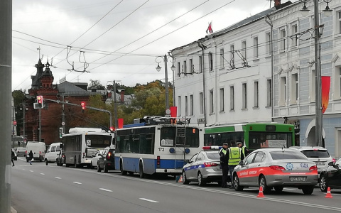 У бывших "Блинчиков" троллейбус врезался в легковой автомобиль