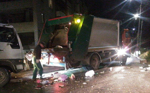 Коммунальщики загадили дорогу на Лакина мусором