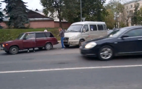 В центре столкнулись два автомобиля, образовав затор (видео)