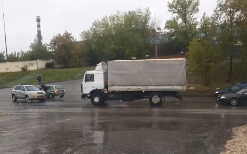 Авария на Почаевском проезде: "Калина" столкнулась с "Туссаном"