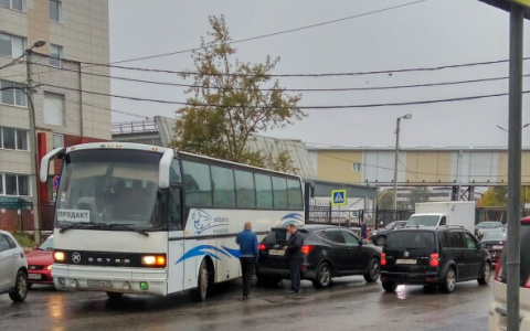 Авария на Рокадной: автобус задел легковушку