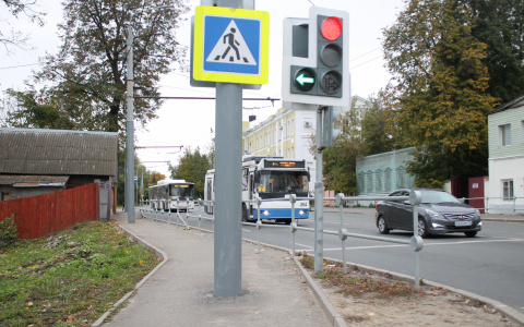 Во Владимире на улице Луначарского столбы установлены посреди тротуара