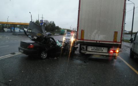 Жуткое ДТП в Покрове: "Киа" столкнулась с "Опелем" и улетела под фуру