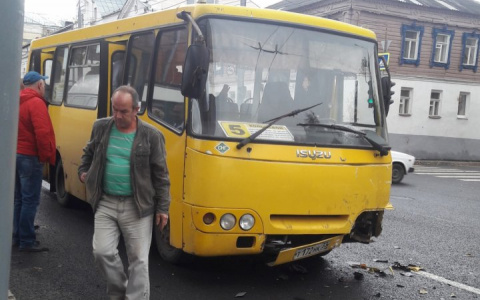 На Гагарина легковушка столкнулась с автобусом, есть пострадавшие
