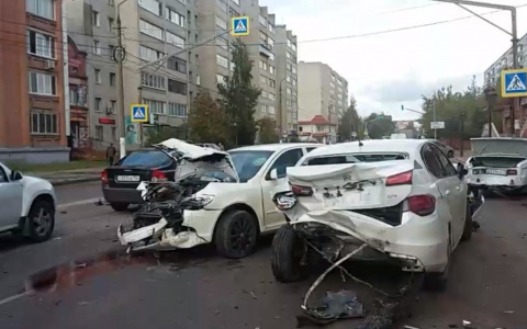 Массовое ДТП в Александрове: девушка собрала вереницу поврежденных авто