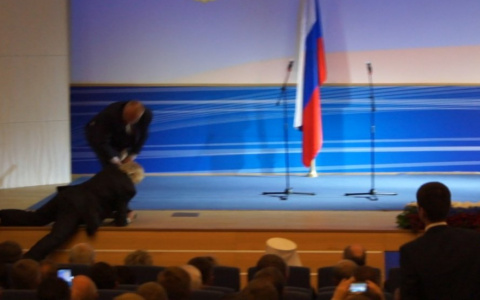 Жириновский упал, поднимаясь на сцену во время инаугурации губернатора