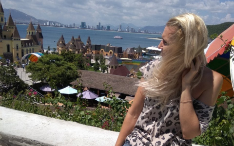 Горожанка: "Во Вьетнаме змей жарят прямо на улице"