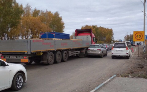 На Пекинке пробка: фура задела легковое авто