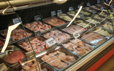 За неделю во Владимирской области подорожали сосиски, курица и помидоры