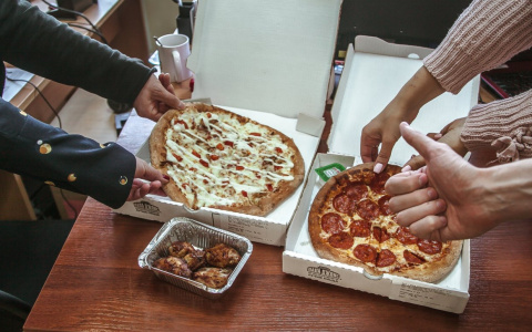 "Помогите! Мы проголодались и ищем, где заказать пиццу!"