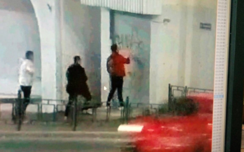 Вандалы разрисовали памятник и несколько стен в центре Владимира