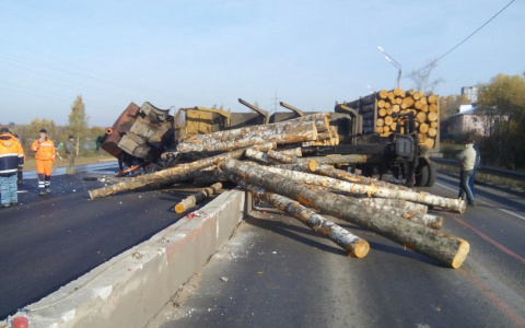 На федеральной трассе в черте Владимира перевернулся лесовоз