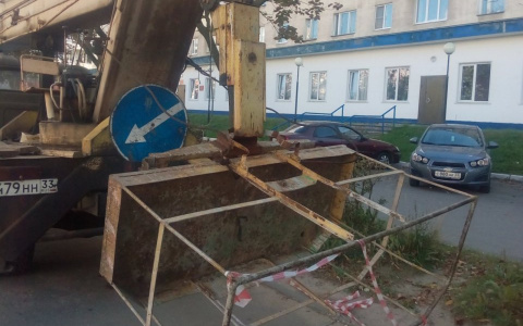 Во Владимире погиб работник, снимавший рекламный баннер с билборда