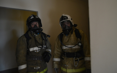 На пожаре в Коврове спасатели вынесли из огня бабушку и семью с ребенком