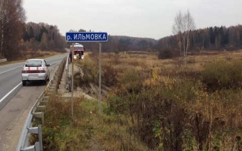 Во Владимирской области автомобиль упал с моста в реку