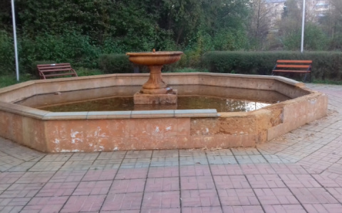 В Меленках вандал разгромил фонтан в парке