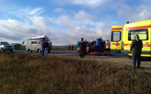 На федеральной трассе столкнулись легковушка и грузовик — есть пострадавший