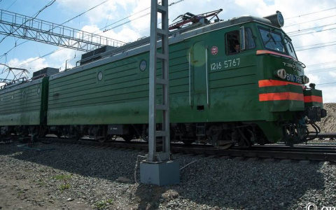 На Горьковской железной дороге товарный поезд протаранил «Соболь»