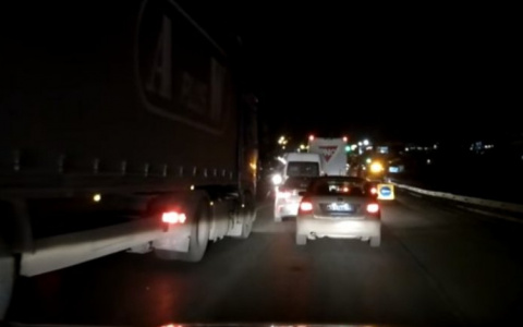На Пекинке легковушка притерлась к грузовому автомобилю (видео)
