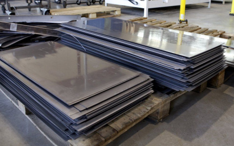 Во Владимирской области работника предприятия завалило стальными листами