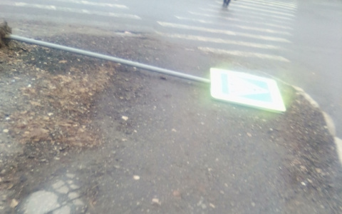 Во Владимире упал очередной несчастный дорожный знак