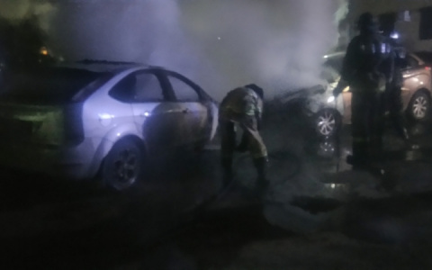 Камеры зафиксировали предполагаемых поджигателей авто в Александрове (видео)