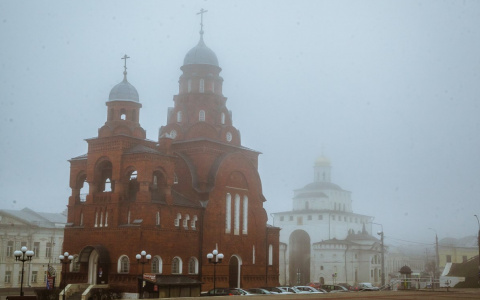 Владимир накрыл густой туман: фоторепортаж
