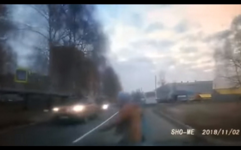 В Коврове автомобиль сбил женщину с ребенком на "зебре" (видео)