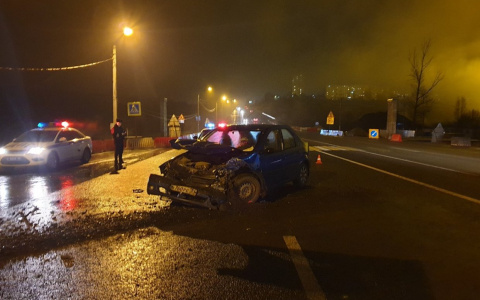 На Пекинке большегруз протаранил легковушку: есть пострадавшие