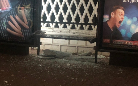 Во Владимире вандалы изуродовали остановочный павильон