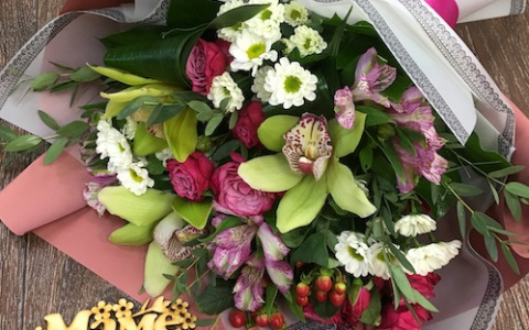 Как правильно напомнить маме о своих чувствах с помощью букета цветов?