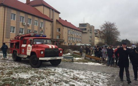 Ищут бомбу: во Владимире эвакуировали административное здание
