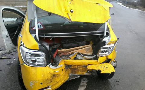 В Кольчугино автомобиль вытолкнул такси прямо под несущийся грузовик