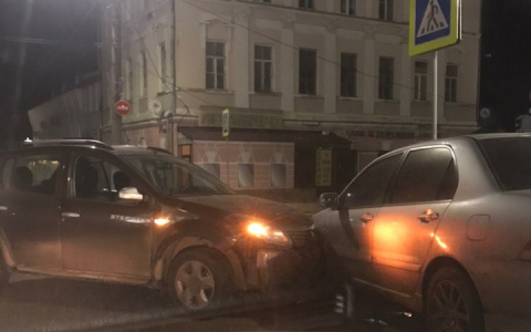 Вчера вечером в центре Владимира столкнулись три легковых авто